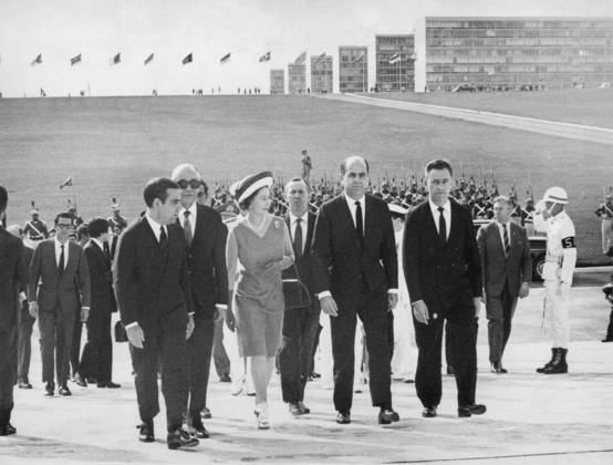 Na capital federal, Elizabeth 2ª compareceu à recepção no Palácio da Alvorada, participou de sessão solene no Supremo Tribunal Federal e foi ao Congresso Nacional 