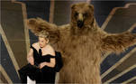 Elizabeth Banks e Urso da Cocaína apresentam prêmio no Oscar 2023
