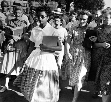 Elizabeth Eckford - Uma das primeiras negras a frequentar escola para brancos. Sua imagem ao chegar ao colégio, perseguida e hostilizada por brancas, principalmente Hazel Bryan (gritando), se cristalizou na simbólica foto de Will Counts, que teve grande repercussão.