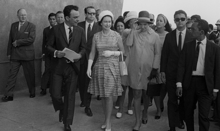 Em seguida, a rainha foi recebida pelo então prefeito de Brasília, Wadjô Gomidea, na Torre de Televisão. Elizabeth 2ª finalizou sua visita à cidade visitando a Embaixada do Reino Unido 