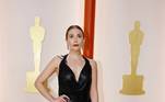 Elizabeth Olsen, a Feiticeira Escarlate dos filmes da Marvel, adotou um look todo preto no tapete vermelho do Oscar 2023
