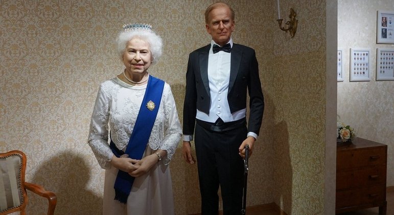 No mesmo ambiente onde estão as estátuas de William e Kate foram colocadas esculturas de cera da rainha Elizabeth 2ª e do príncipe Phillip, que também não escapou dos comentários maldosos nas redes sociais