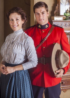 Os namorados Elizabeth Thatcher e Daniel Lissing