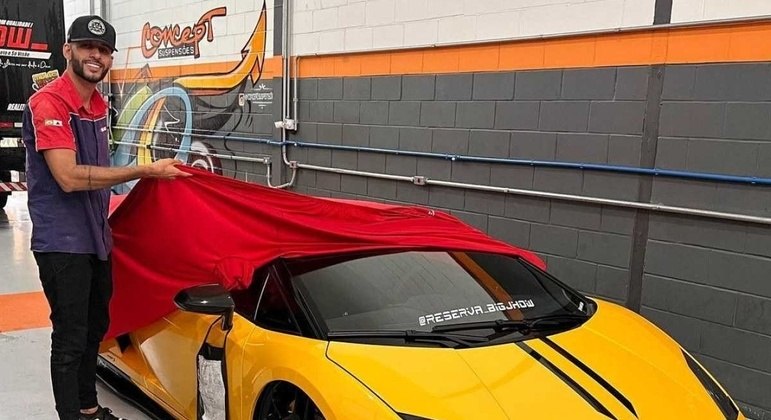 Influenciador mineiro Elizeu Silva Cordeiro com carro de luxo