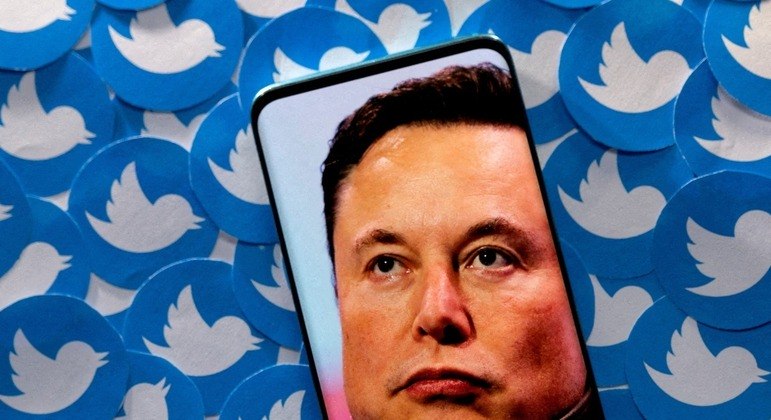 O megaempresário Elon Musk mudou de ideia e afirmou que vai comprar o Twitter