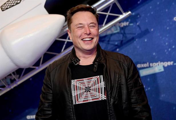 Em resposta, Musk fez uma série de tuítes sobre Unsworth, e chegou a chamá-lo de pedófilo. O bilionário foi processado por difamação, mas acabou absolvido, em dezembro de 2019