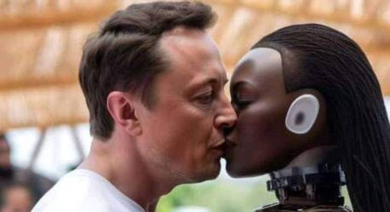 Muitos internautas fizeram comentários com críticas às fotos. Alguns afirmavam que isso foi um desrespeito com Musk, que não sabia da existência das fotos