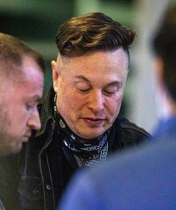 A declaração fez as ações da empresa dispararem, e a SEC abriu um processo por 'fraude de valores imobiliários', já que Musk não tinha financiamento garantido para a operação financeira, como havia afirmado. Dias depois, ele anunciou ter desistido da operação e teve que renunciar ao cargo de presidente da empresa por três anos