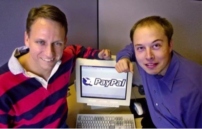 A foto mais famosa é esta, tirada pouco antes do lançamento do PayPal, um sistema de pagamento online, em que Musk aparece ao lado do cofundador do serviço, o também bilionário Peter Thiel