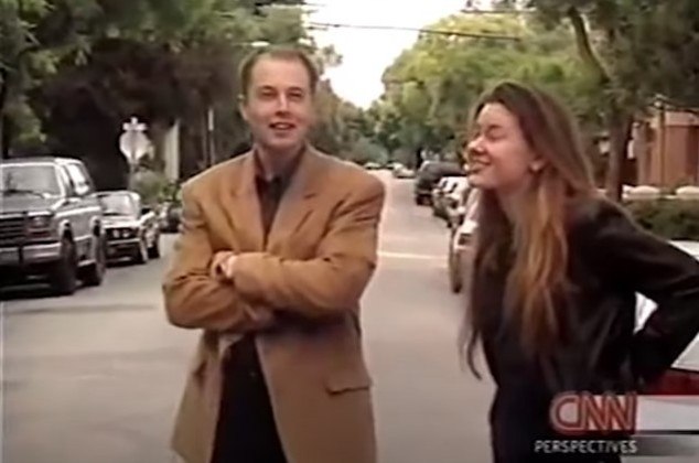 A startup viria a se juntar a uma concorrente e formaria o PayPal (na imagem, Elon Musk aparece ao lado da então noiva, Justine Wilson, que seria sua esposa de 2000 a 2008)