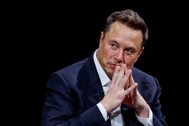Poucas pessoas representam tão bem o atual momento do mercado de tecnologia quanto Elon Musk. O bilionário, famoso por ser dono da montadora de carros elétricos Tesla, também é dono de rede social, explorador espacial e quer implantar chips no cérebro humano. E, em 2023, ele arrumou brigas com prefeituras, quase saiu no soco (literalmente!) com Mark Zuckerberg, viu concorrentes surgirem, um de seus foguetes poderosos explodiu e foi ameaçado de processo. Nada mal!