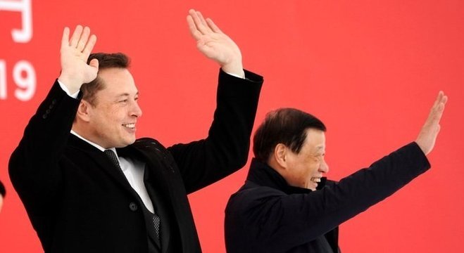 Musk e o prefeito de Xangai, Ying Yong, durante cerimônia para a nova fábrica da Tesla