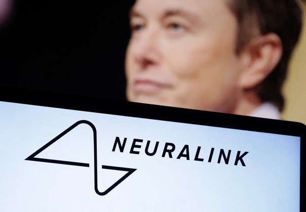 Já a Neuralink, startup de chips cerebrais do bilionário, recebeu autorização para testar implantes em cérebros humanos, em setembro