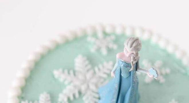 elsa como topo de bolo da frozen 