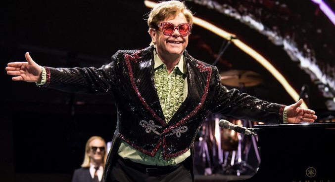 Elton John passou por período conturbado quando era mais novo
