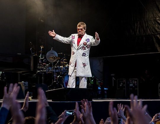 Elton John recebeu inúmeros prêmios e honrarias ao longo de sua carreira, incluindo cinco Grammy Awards, dois Oscars e um Tony Awards. 
