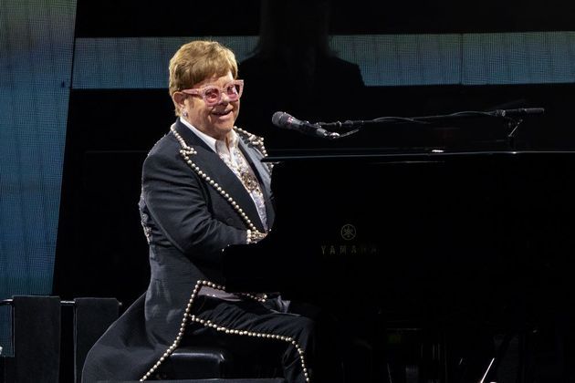 Elton John ocupa o primeiro lugar do ranking com Farewell Yellow Brick Road. A turnê do astro de 76 anos começou em 2018 e, até o momento, arrecadou 853 milhões de dólares — o equivalente a R$ 4,2 bilhões, de acordo com a cotação atual