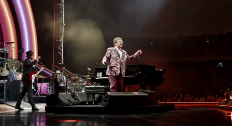 Casa lotada para ver a despedida de Elton John das turnês
