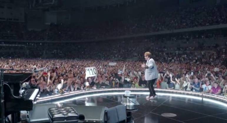 O público celebrou a carreira de Elton John no show em Estocolmo