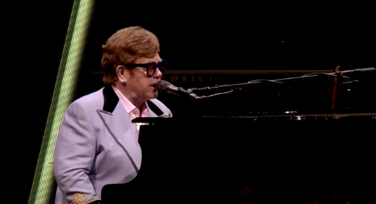 No último show de sua carreira, Elton John tocou todos os seus grandes clássicos