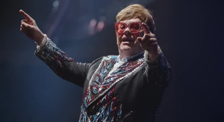 Elton John saúda o público no palco de seu show de despedida, em Estocolmo, neste sábado (8)