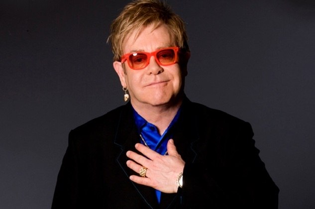 Elton John: Um dos maiores nomes da música britânica, Elton John foi condecorado como cavaleiro pela rainha Elizabeth II, em 1998.