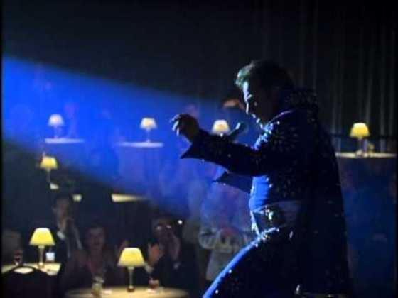 Um Estranho Chamado Elvis, de 1998, é um filme sensacional que explora a mística do cantor. Harvey Keitel interpreta o músico de um jeito cheio de emoção e muito tocante