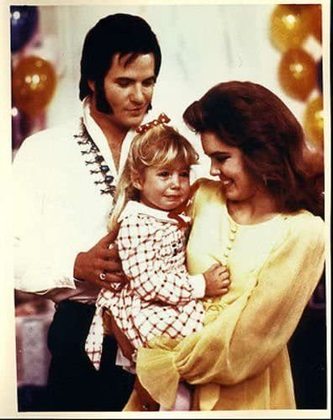 Em 1988 foi lançada a minissérie Elvis e Eu, baseada no livro autobiográfico de Priscilla Presley, ex-mulher do cantor, que conta sua vida ao lado do músico. Dale Midikiff interpretou o cantor