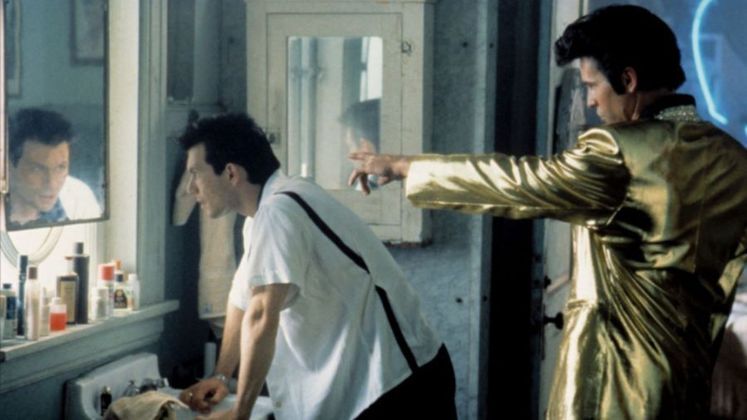Amor à Queima-Roupa foi lançado em 1993 e é protagonizado por Christian Slater, um sujeito meio problemático que é um grande fã de Elvis Presley. É tão fã que conversa com o espírito do cantor, que aparece para ele diversas vezes. Esta versão fantasmagórica de Presley é interpretada por Val Kilmer. Aliás, o longa tem roteiro de Quentin Tarantino, outro grande fã de Elvis