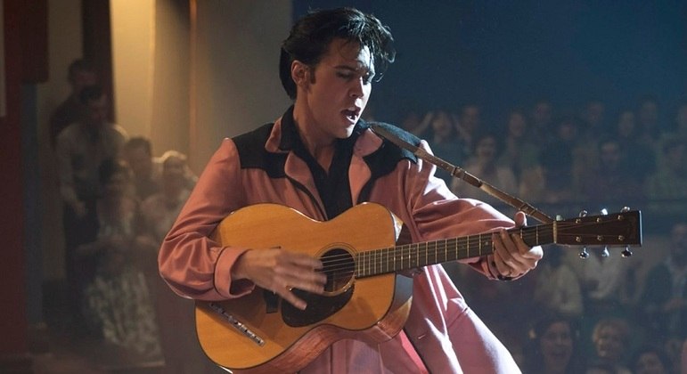O ator Austin Butler é Elvis Presley no filme, que estreia em julho no Brasil
