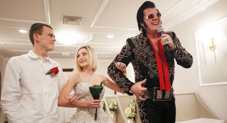 Imitador de Elvis Presley e noivos durante um casamento em capela em Las Vegas