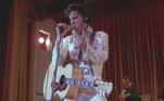 Kurt Russell foi o primeiro ator a interpretar Elvis na TV. Foi no telefilme que leva o nome do cantor. A produção é uma biografia de Presley dirigida pelo famoso John Carpenter (Fuga de Nova York, Halloween) e lançada em 1979, apenas dois anos após a morte do músico