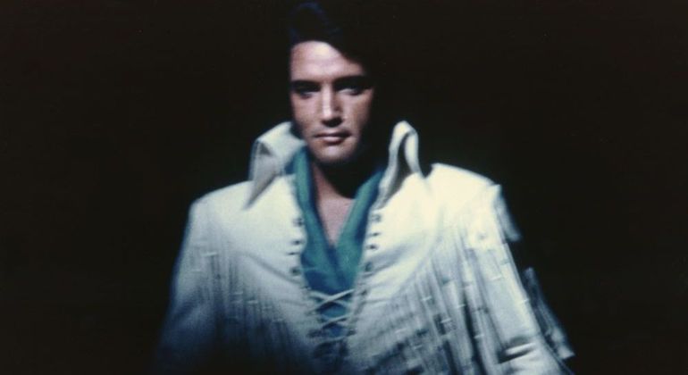 Elvis em foto enigmática no início dos anos 1970, antes de um show em Las Vegas