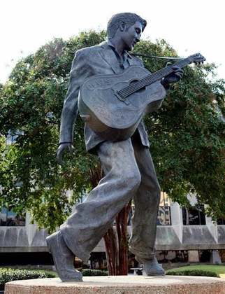 Elvis Presley - falecido em 1977 - também tem muitas estátuas pelo mundo. Uma delas é encontrada em Memphis, Tennessee, EUA, onde o Rei do Rock viveu.