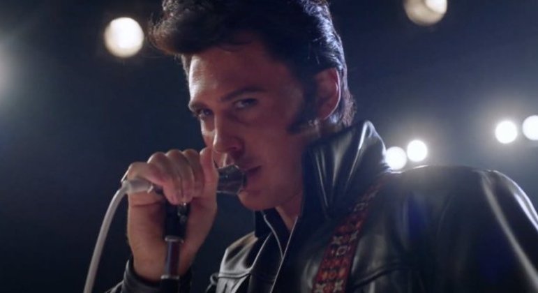 O ator Austin Butler caracterizado como Elvis Presley em cena do filme