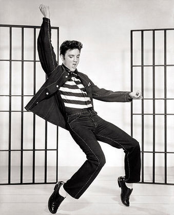 Elvis também era instrumentista . Tocava violão e piano. Mas, além da bela voz, inconfundível, ele se destacou mesmo foi pela dança. O jeito sensual conquistou milhões de fãs e marcou seu estilo próprio: o jeito Elvis de dançar. Ou Pelvis, como chamavam, por causa do gingado - extravagante para a época. 