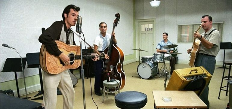 Johnny Cash foi um dos cantores mais importantes do rock/country e começou sua carreira na Sun Records, a mesma que revelou Elvis. Assim, os dois músicos se encontraram algumas vezes, principalmente na década de 50. A cinebiografia de Cash – Johnny & June (Walk the Line, no original), interpretado por Joaquim Phoenix, lançada em 2005, mostra alguns desses encontros entre os dois. Presley é interpretado pelo ator Tyler Hilton