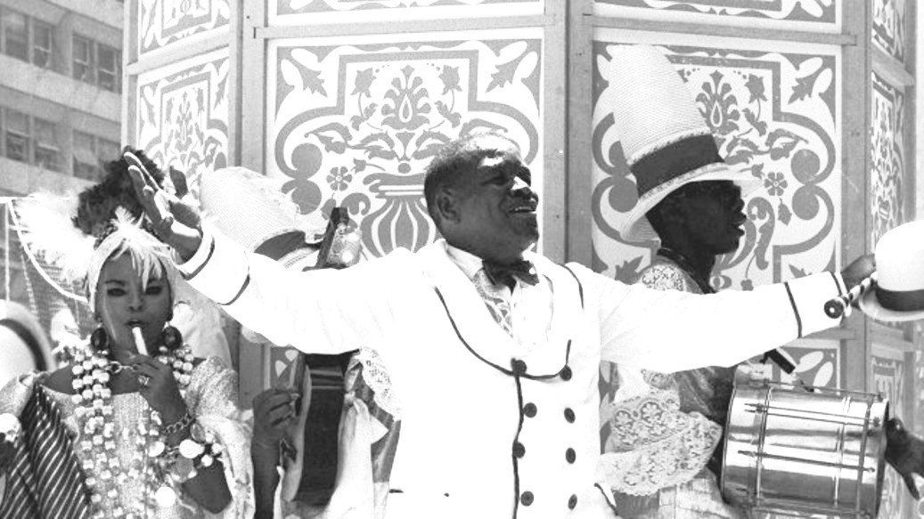 Elza Soares foi a primeira mulher a puxar samba-enredo na Avenida, em 1969 (Agência O Globo)