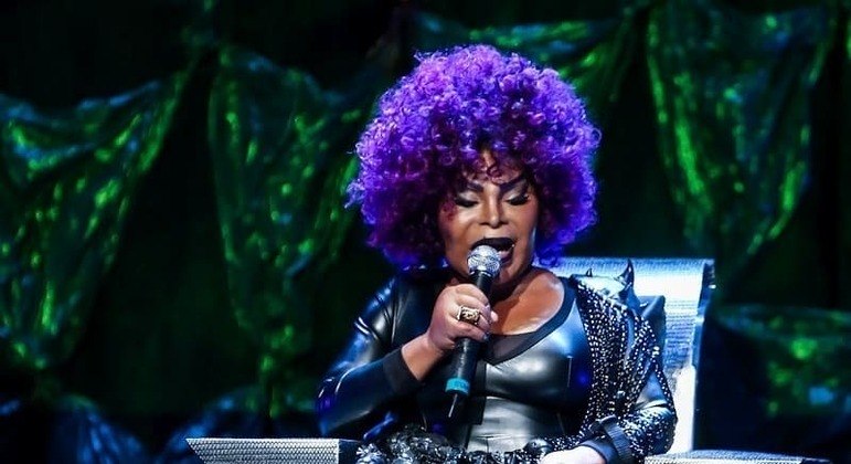 Corpo de Elza Soares chega ao Theatro Municipal do Rio para velório