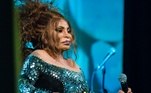 Casamento aos 12 anos Elza teve a infância interrompida pelo pai ao ser obrigada a largar os estudos e se casar com Lourdes Antônio Soares. Dessa união, a artista teve sete filhos