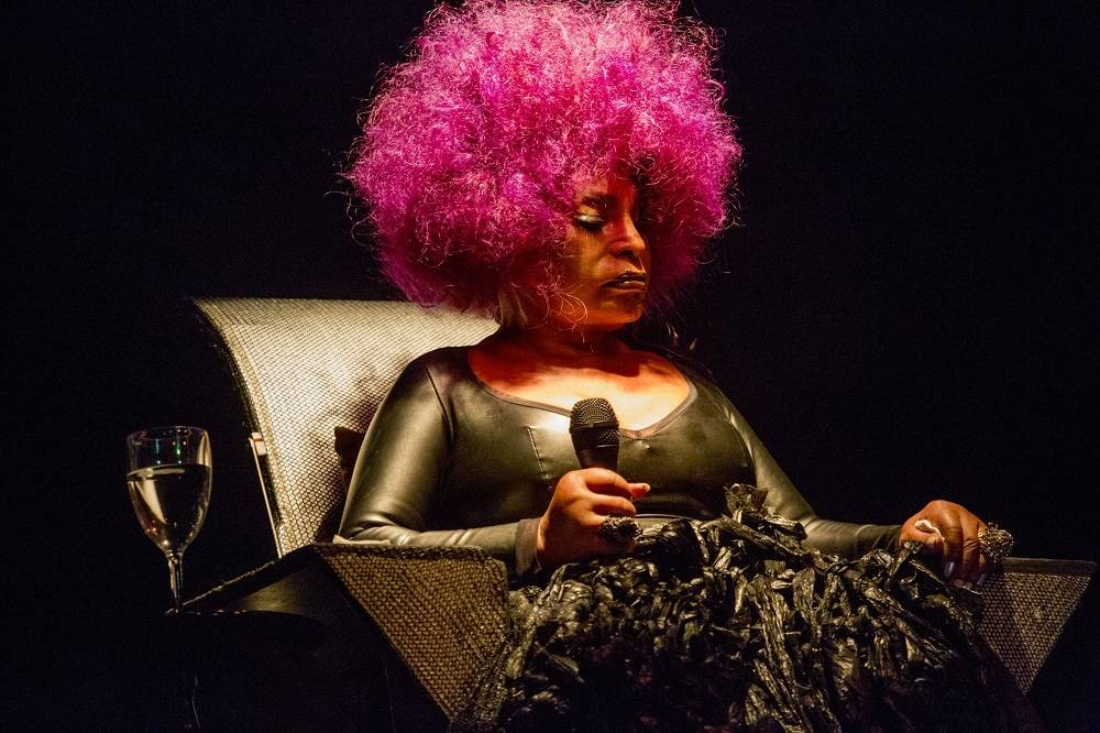 Longe do salto 15, ela canta em uma cadeira e prova que força de vontade é tudo (@callanga (Patricia Lino))