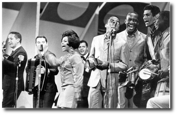 Elza Soares e  Os Originais do Samba no Festival da Record (Reginaldo Manente/Estadão)