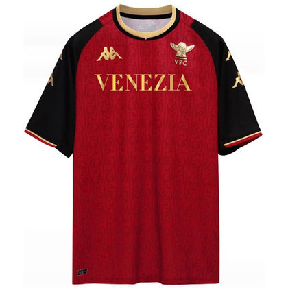 Em 11º lugar, aparece o Venezia, outro clube pequeno da Itália, que apostou numa camisa vermelha, com detalhes dourados e vermelhos. 