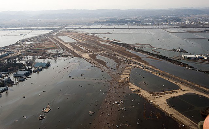 Em 11/3/2011, um tsunami de 10m de altura devastou o litoral de Sendai, após um tremor de 8,9 de magnitude. Foram 18 mil mortos e 3 mil desaparecidos, a maioria em Miyagi. O sismo causou vazamento na central nuclear de Fukushima, deixando milhares de desalojados por causa da radiação. 