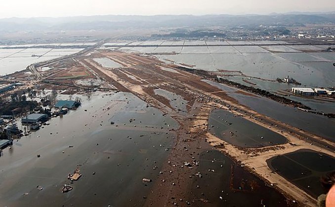 Em 11/3/2011, um tsunami de 10m de altura devastou o litoral de Sendai, após um tremor de 8,9 de magnitude. Foram 18 mil mortos e 3 mil desaparecidos, a maioria em Miyagi. O sismo causou vazamento na central nuclear de Fukushima, deixando milhares de desalojados por causa da radiação. 