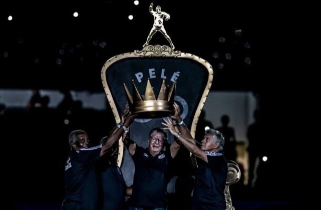 Em 14 de janeiro, antes da estreia do Santos no Campeonato Paulista, contra o Mirassol, uma série de homenagens foram feitas a Pelé. Ex-jogadores do clube foram ao gramado com uma coroa depositada em um trono no centro da Vila Belmiro - Foto: Ivan Storti/Santos FC