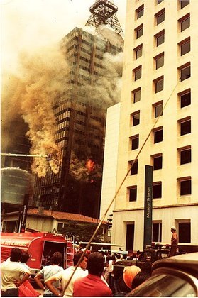 Em 14/2/1981, o Edifício Grande Avenida, em São Paulo, teve 14 dos 19 andares destruídos pelas chamas. O fogo foi causado pela sobrecarga elétrica no prédio. 17 pessoas morreram e 100 ficaram feridas. 