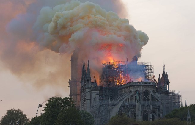 Em 15 de abril de 2019, um incêndio destruiu parte da catedral, provocando o colapso de sua armação, da agulha e do relógio. A abóbada sofreu muitos danos. Uma obra de reconstrução e restauração tem sido feita e a previsão é de que Notre Dame esteja pronta em dezembro de 2024. 