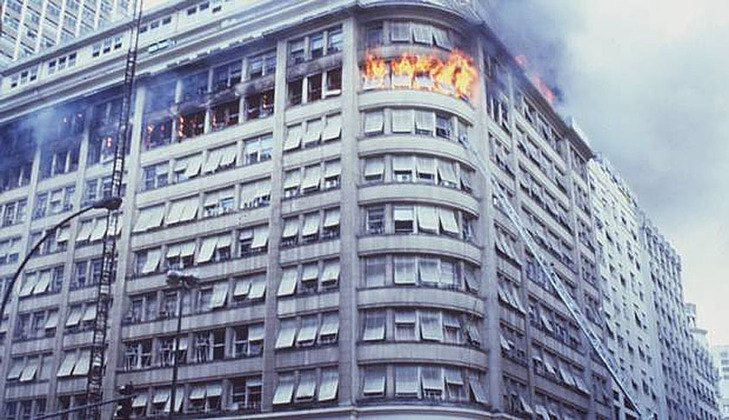 Em 17/2/1986, um curto-circuito no ar-condicionado no 9º andar causou um incêndio que matou 21 e feriu 50 pessoas no edifício Andorinhas, no Centro do Rio de Janeiro. A precariedade da estrutura de prevenção de incêndio e a falta de água em hidrantes dificultaram e atrasaram o combate às chamas. 