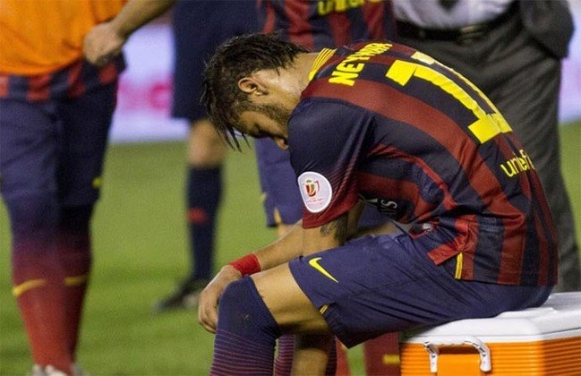 Em 17/4/2014, às vésperas da Copa do Mundo, durante um Real x Barcelona, Neymar se lesionou e assustou os brasileiros. Foram 25 dias afastado, por conta de um edema no pé esquerdo. Isso às vésperas da apresentação para a Copa